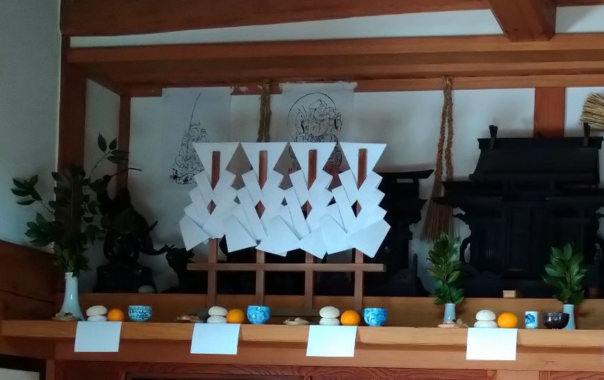 神棚に大黒様・えびす様の御姿（御神影）をお飾りする