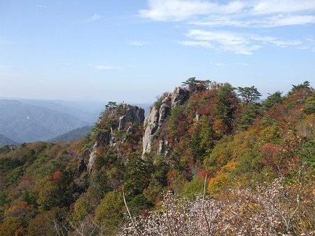 霊峰ニツ箭山を御神体として祀る正月宮・正月寺歳徳神社