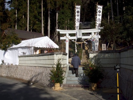 正月宮・正月寺歳徳神社へ元旦にお参りする参拝者