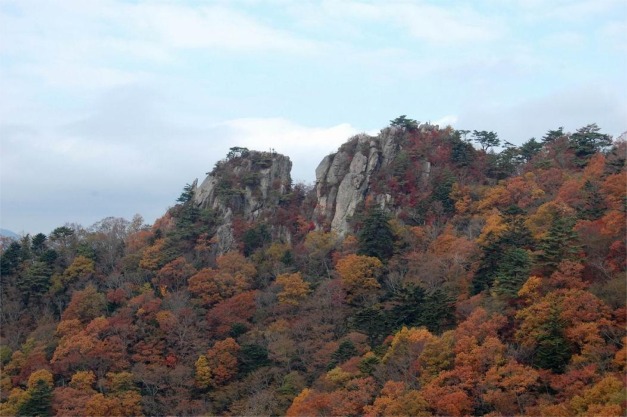 霊峰ニツ箭山の男体山と女体山