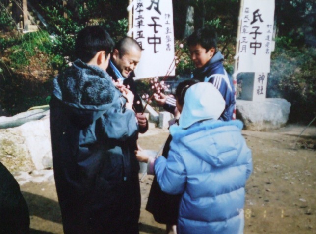 紅餅と綿木にて団子さし作りをする参拝者