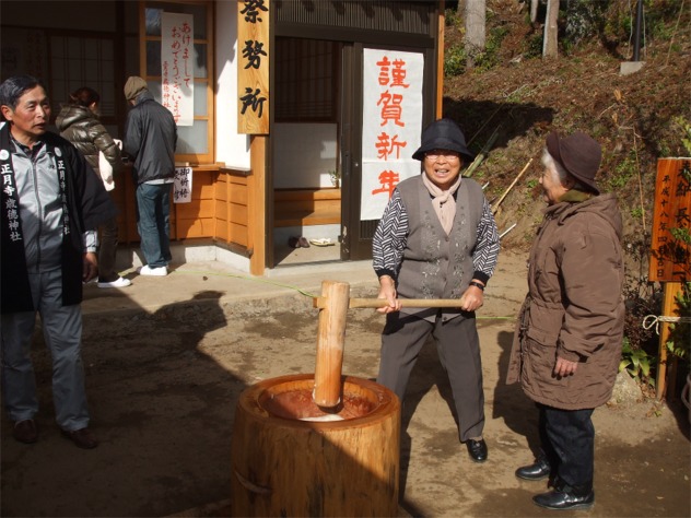 いつも参拝しているご年配のかたが、感謝と喜びの餅つき
