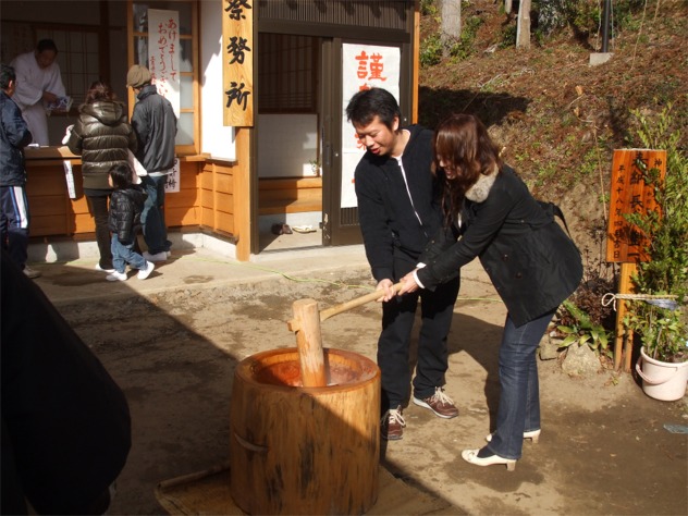 新婚夫婦による元旦のめでたい餅つき