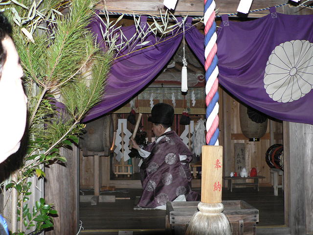 本殿内にて祭主による元旦祭最初の行事の太鼓