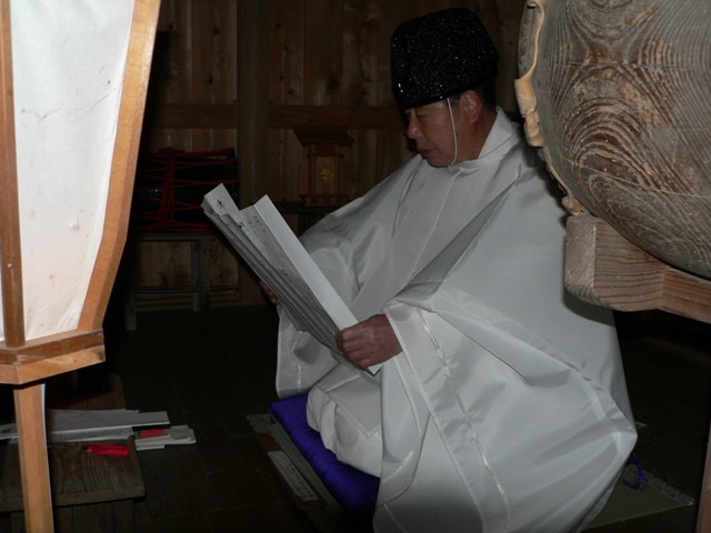 正月祭（元旦祭）の祝詞奏上をする祭主