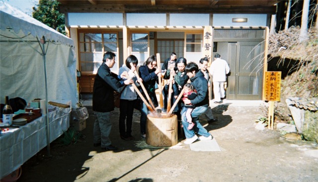 境内での餅つき