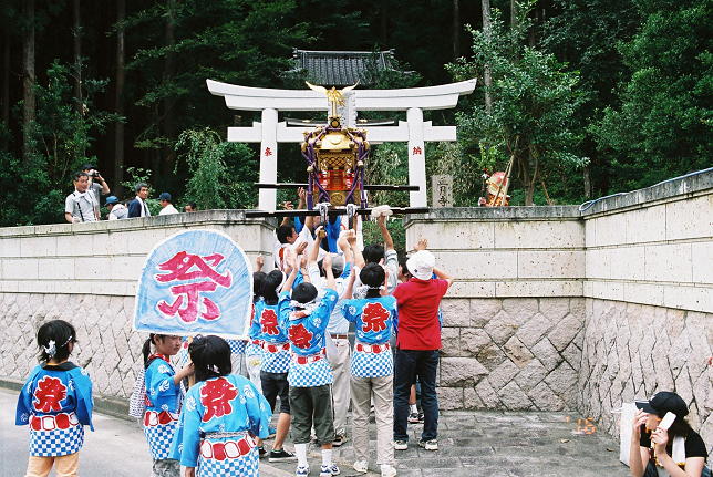 お神輿渡御終点の正月宮境内へ