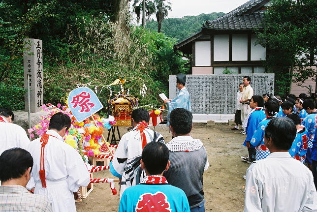 正月宮境内にて祝詞奏上・玉串奉奠