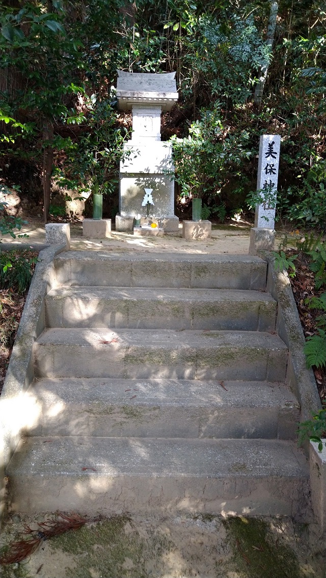 正月宮東側に摂社の美保神社